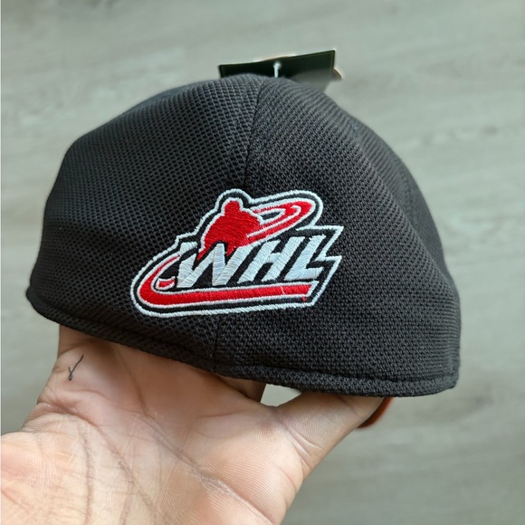 Signed Reebok Calgary Hitmen WHL Hockey Cap - Picture 3 of 7